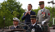 Le président français Emmanuel Macron aux côtés du Chef d'État-Major des Armées (CEMA) Thierry Burkhard lors du défilé militaire annuel de la fête nationale à Paris