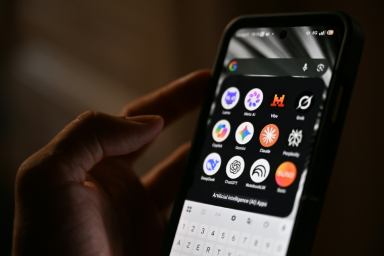 Les icônes des principales applications basées sur l'intelligence artificielle, modèles de langage (LLM), agents conversationnels et outils d'IA générative, sur un écran de smartphone, le 15 juillet 2025 près de Paris ( AFP / Martin LELIEVRE )
