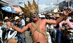 Un homme participe au festival Pring Ka-Ek, le 21 mai 2026 près de Phonm Penh, au Cambodge ( AFP / TANG CHHIN Sothy )