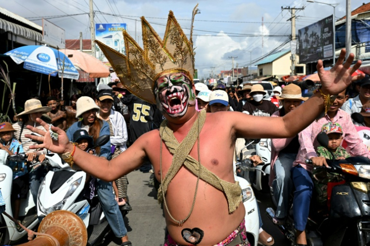 Un homme participe au festival Pring Ka-Ek, le 21 mai 2026 près de Phonm Penh, au Cambodge ( AFP / TANG CHHIN Sothy )