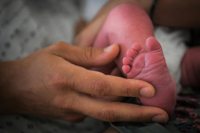Pour établir cette projection, l'Insee s'est appuyé notamment sur l'hypothèse d'un indicateur conjoncturel de fécondité qui poursuivrait sa baisse de 1,56 enfant par femme en 2025 à 1,45 en 2028 ( AFP / LOIC VENANCE )