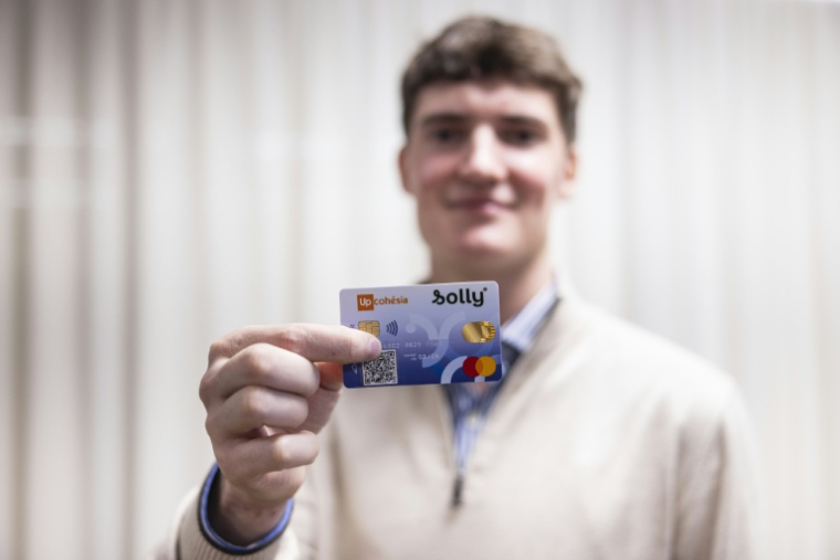 Tim Deguette, le fondateur de Solly, une solution de dons dématérialisés aux sans-abris, pose le 21 novembre 2025 à Lille ( AFP / Sameer Al-DOUMY )