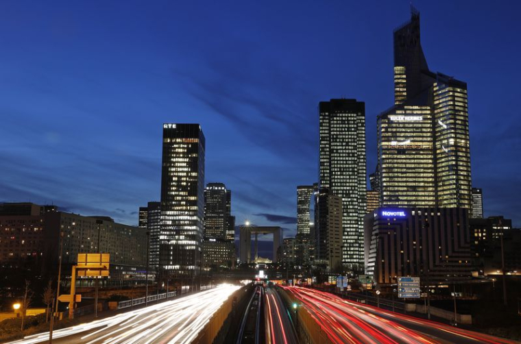 Le quartier financier de La Défense est vu au crépuscule près de Paris