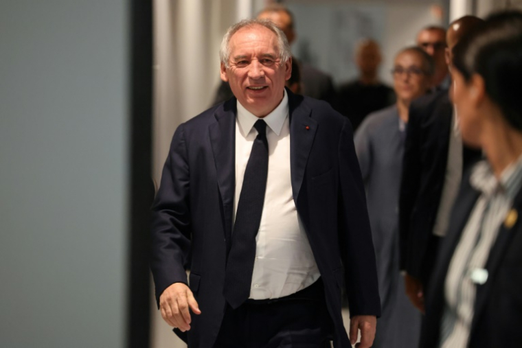 Le Premier ministre de la France, François Bayrou, arrive pour une interview lors du journal télévisé du soir de la chaîne française France 2, à Paris, le 4 septembre 2025 ( AFP / Ludovic MARIN )