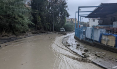 Une vue montre une rue suite à un glissement de terrain sur l'île de vacances italienne d'Ischia