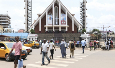 Des portraits du pape Léon XIV exposés sur la façade de la cathédrale Notre-Dame-des-Victoires  à Yaoundé, le 8 avril 2026 au Cameroun ( AFP / Daniel BELOUMOU OLOMO )