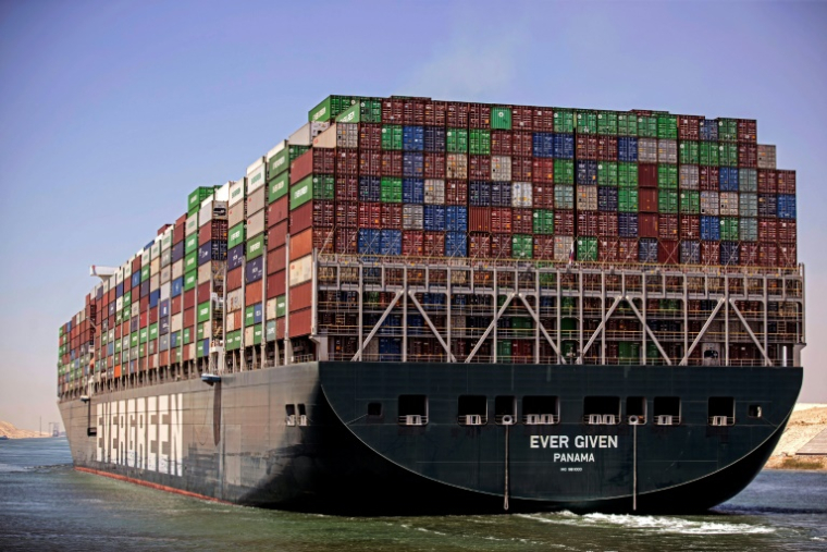 Le porte-conteneurs Ever Given, battant pavillon panaméen, naviguant sur le canal de Suez, en Égypte, le 7 juillet 2021 ( AFP / Mahmoud KHALED )