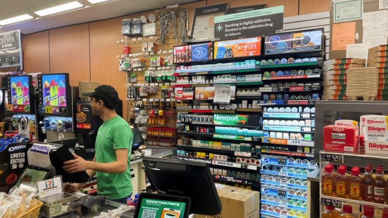 Vue générale du rayon tabac d'un magasin 7-Eleven à Manhattan, dans la ville de New York