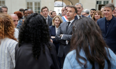 Le président Emmanuel Macron (c) s'entretient avec des collégiens à son arrivée à la Cité internationale de la langue française pour promouvoir la "déconnexion" et la "lecture"» comme alternatives aux écrans, au château de Villers-Cotterets, le 16 avril 2026 dans l'Aisne ( POOL / Ludovic MARIN )