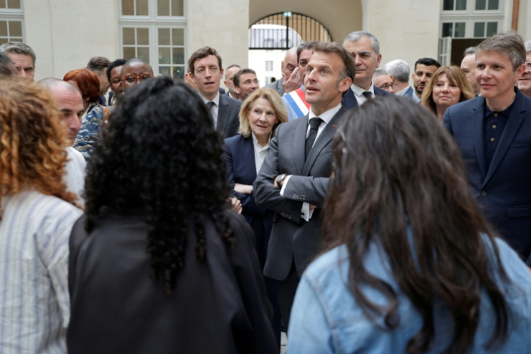 Le président Emmanuel Macron (c) s'entretient avec des collégiens à son arrivée à la Cité internationale de la langue française pour promouvoir la "déconnexion" et la "lecture"» comme alternatives aux écrans, au château de Villers-Cotterets, le 16 avril 2026 dans l'Aisne ( POOL / Ludovic MARIN )