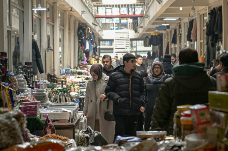 Des passants dans le passage du marché iranien à Van, en Turquie, le 2 février 2026.  ( AFP / Ozan KOSE )