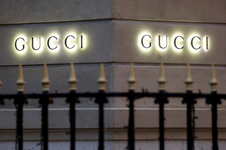Des panneaux de Gucci à l'extérieur d'une boutique à Paris