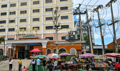 Des vendeurs de street food devant un casino au Cambodge le 24 juin 2025 ( AFP / TANG CHHIN Sothy )