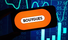 Le logo Bouygues sur fond de graphique boursier. (Crédit:  / Adobe Stock)