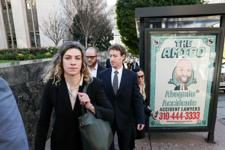 Le PDG de Meta Mark Zuckerberg (2e d) arrive au tribunal civil de Los Angeles dans le cadre du  procès de Meta et Google, accusés d'avoir conçu des plateformes addictives pour les jeunes utilisateurs, le 18 février 2026 en Californie ( AFP / Patrick T. Fallon )