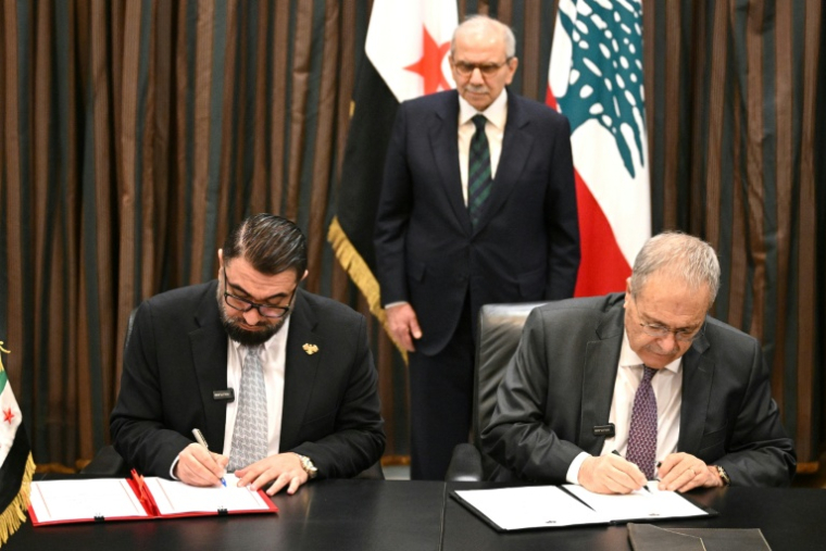 Le ministre syrien de la Justice, Mazhar al-Wais (g), et le vice-Premier ministre libanais, Tarek Metri (d), signent un accord d'échange de prisonniers à Beyrouth, le 6 février 2026 ( AFP / JOSEPH EID )
