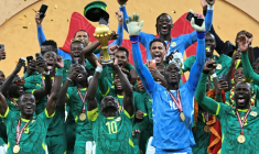 Le footballeur sénégalais Sadio Mané porte la coupe de la CAN le 18 janvier 2026 à Rabat alors qu'il célèbre avec ses coéquipiers la victoire des Lions de la Teranga à la finale du tournoi  ( AFP / SEBASTIEN BOZON )