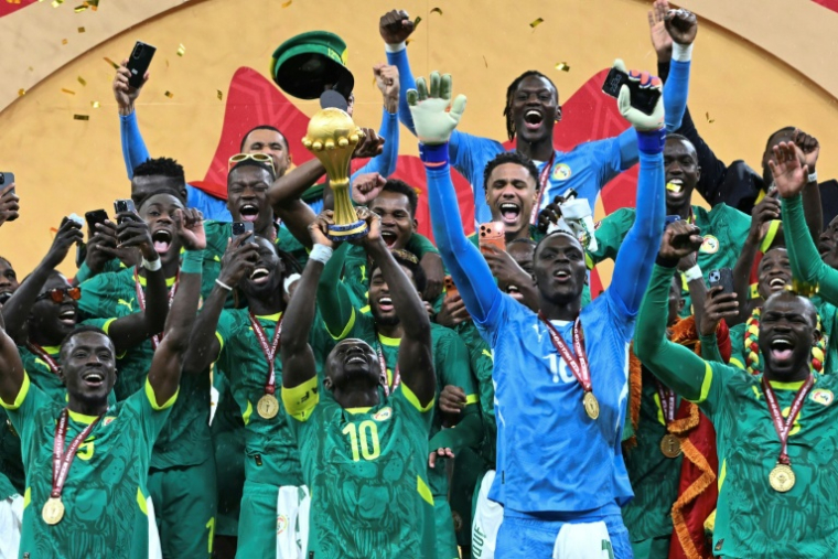 Le footballeur sénégalais Sadio Mané porte la coupe de la CAN le 18 janvier 2026 à Rabat alors qu'il célèbre avec ses coéquipiers la victoire des Lions de la Teranga à la finale du tournoi  ( AFP / SEBASTIEN BOZON )