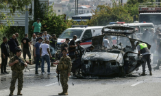 Des secouristes autour d'un véhicule ciblé par une frappe de drone israélien sur une autoroute près de la ville de Jiyeh, au sud de Beyrouth, le 13 mai 2026 au Liban ( AFP / MAHMOUD ZAYYAT )