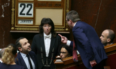 Le député Antoine Leaument (LFI - NPF) s'en prend au député Sébastien Chenu (g), vice-président de l'Assemblée nationale et membre du RN, lors d'un débat sur l'examen d'un projet de loi proposé par le groupe Les Républicains (LR) à l'Assemblée nationale à Paris, le 22 janvier 2026 ( AFP / Thomas SAMSON )