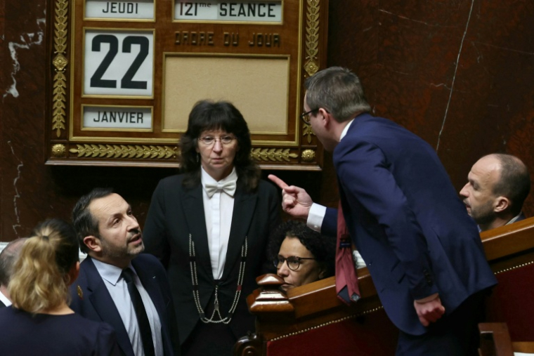 Le député Antoine Leaument (LFI - NPF) s'en prend au député Sébastien Chenu (g), vice-président de l'Assemblée nationale et membre du RN, lors d'un débat sur l'examen d'un projet de loi proposé par le groupe Les Républicains (LR) à l'Assemblée nationale à Paris, le 22 janvier 2026 ( AFP / Thomas SAMSON )