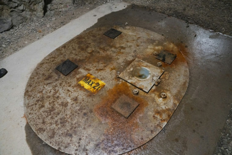 Une zone d'essai et la copie du couvercle d'un conteneur destiné au combustible nucléaire radioactif usagé, à Eurajoki, le 18 mai 2026 ( AFP / Alessandro RAMPAZZO )