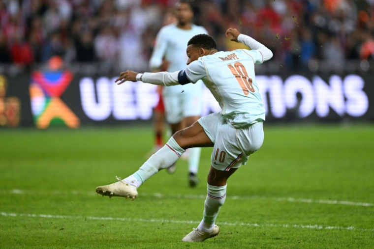 Kylian Mbappé au moment d'inscrire le seul but des Bleus contre la Turquie, en Ligue des nations, le 25 septembre 2026 à Izmit ( AFP / OZAN KOSE )