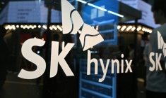 La capitalisation boursière du champion sud-coréen de puces mémoire SK hynix a dépassé mercredi pour la première fois la barre des 1.000 milliards de dollars, portée par une colossale envolée de la demande mondiale liée à l'IA ( AFP / Jung Yeon-je )