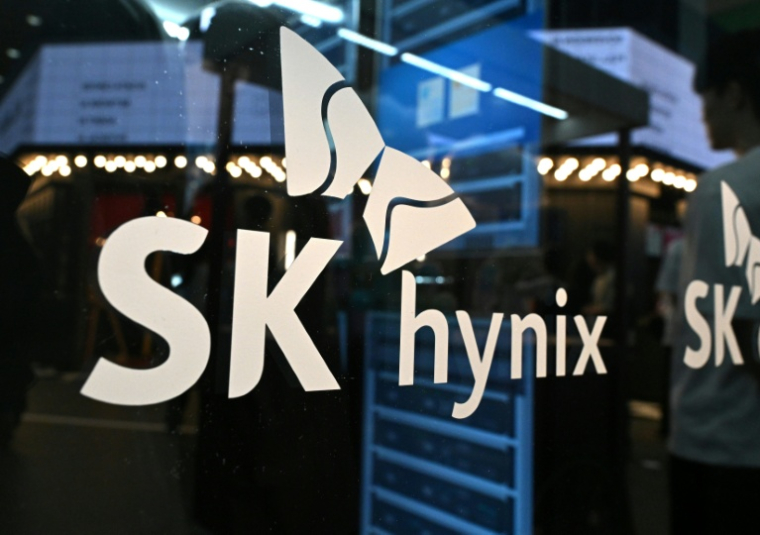 La capitalisation boursière du champion sud-coréen de puces mémoire SK hynix a dépassé mercredi pour la première fois la barre des 1.000 milliards de dollars, portée par une colossale envolée de la demande mondiale liée à l'IA ( AFP / Jung Yeon-je )