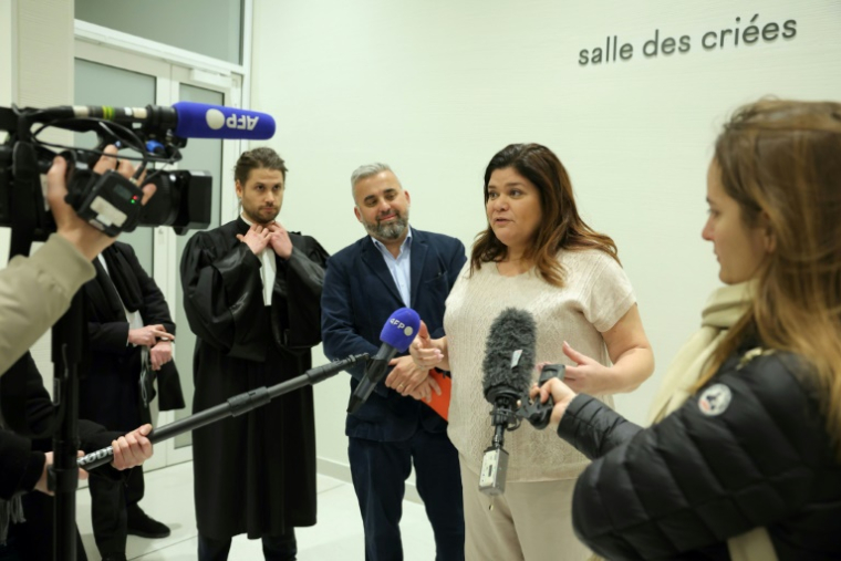 L'ex-députée LFI Raquel Garrido (2e à d), le député Alexis Corbière (c) et leur avocat Xavier Sauvignet (g) au palais de justice de Paris, le 14 mars 2025 ( AFP / Thomas SAMSON )