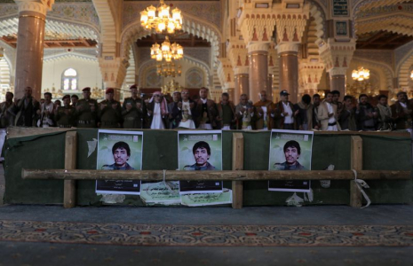 Des personnes en deuil prient devant les cercueils de combattants houthis tués lors de récentes frappes américaines sur des cibles du mouvement houthi
