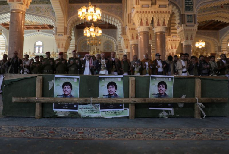 Des personnes en deuil prient devant les cercueils de combattants houthis tués lors de récentes frappes américaines sur des cibles du mouvement houthi