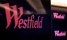 Le logo de Westfield Corp, un géant australien des centres commerciaux, est affiché sur des écrans dans le centre de Sydney