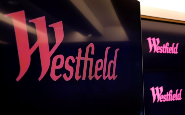 Le logo de Westfield Corp, un géant australien des centres commerciaux, est affiché sur des écrans dans le centre de Sydney