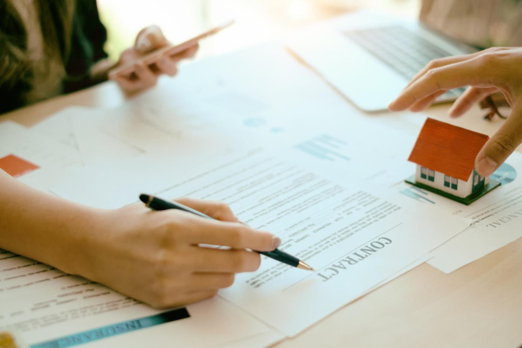 Pour créer une SCI, vous devez accomplir plusieurs formalités après avoir rédigé les statuts de la société crédit photo : Mr.Whiskey/Shutterstock / Mr.Whiskey