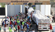 Des camions transportant de l'aide humanitaire d'ONG égyptiennes au poste frontière de Rafah