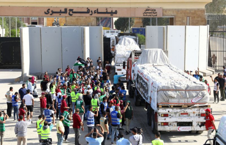 Des camions transportant de l'aide humanitaire d'ONG égyptiennes au poste frontière de Rafah