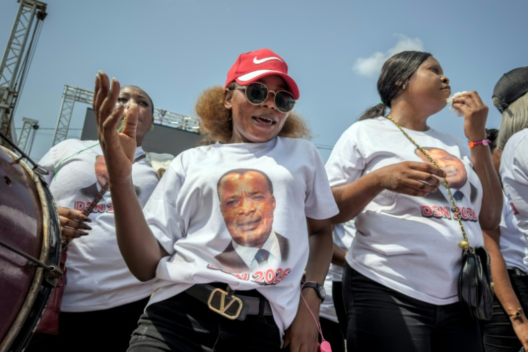 Des partisans du président congolais Denis Sassou Nguesso, candidat à la présidentielle du 15 mars, dansent et chantent lors d'un meeting à Pointe-Noire le 28 février 2026 ( AFP / Glody MURHABAZI )