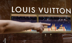 Un touriste devant un magasin Louis Vuitton à Tsim Sha Tsui, un quartier commerçant animé, à Hong Kong.