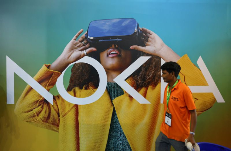 Le logo de Nokia est visible au centre de congrès et d'exposition à New Delhi