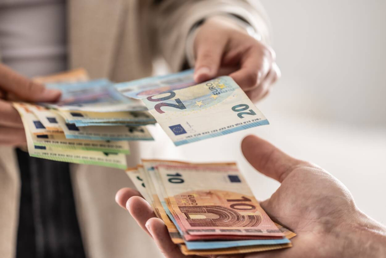 Espèces : en 2026, les retraits s’ouvriront largement aux commerces de proximité / iStock.com  - Monnaie de l'Union Européenne