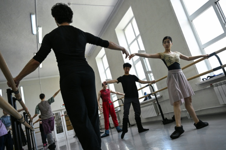 Le danseur de ballet japonais Jotaro Kanazasi, 32 ans (deuxième à droite), et Harouka Takemi, 20 ans, (droite), lors d'une séance d'entraînement à l'opéra de Nijni-Novgorod, en Russie, le 17 mai 2026 ( AFP / Igor IVANKO )