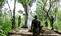 Des gardes forestiers rendent hommage à Raphaël Matta, tué par des braconniers en 1959, devant sa tombe dans le parc national de la Comoé, le 10 octobre 2025 dans le nord-est de la Côte d'Ivoire ( AFP / Issouf SANOGO )