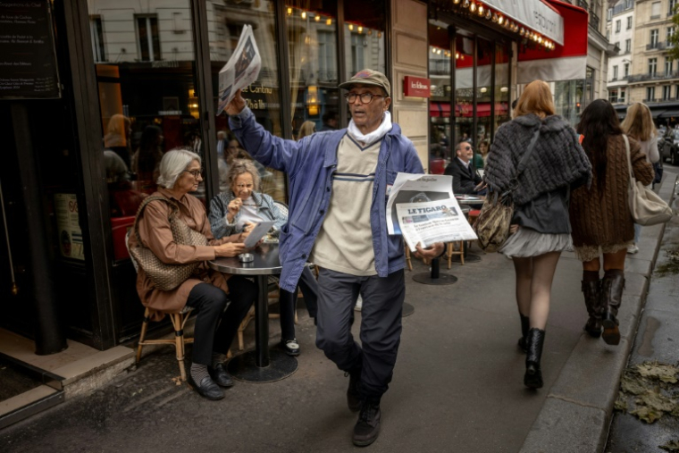 Ali Akbar, vendeur pakistanais de journaux à la criée, dans une rue du Quartier Latin à Paris, le 16 septembre 2025. ( AFP / Guillaume BAPTISTE )