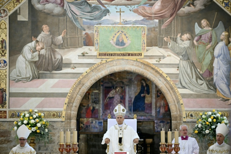 Le pape Léon XIV célèbre une messe à la basilique Sainte-Marie-des-Anges lors d'une visite pastorale à Assise, le 6 août 2026 ( AFP / Filippo MONTEFORTE )