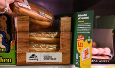 Un paquet de saucisses de Vienne est photographié à côté d'une étiquette de prix dans un supermarché à Berlin