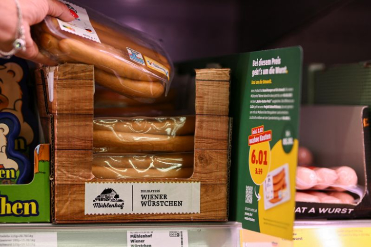 Un paquet de saucisses de Vienne est photographié à côté d'une étiquette de prix dans un supermarché à Berlin