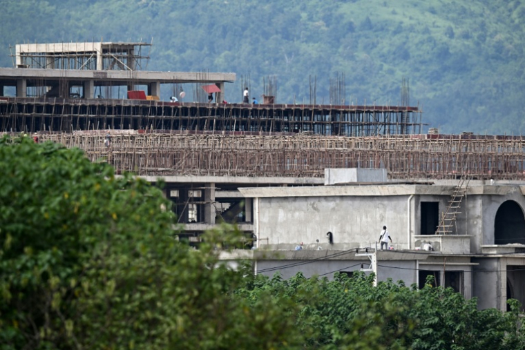 Construction dans le complexe KK Park de Myawaddy en Birmanie, photographié depuis Mae Sot en Thaïlande, le 17 septembre 2025 ( AFP / Lillian SUWANRUMPHA )