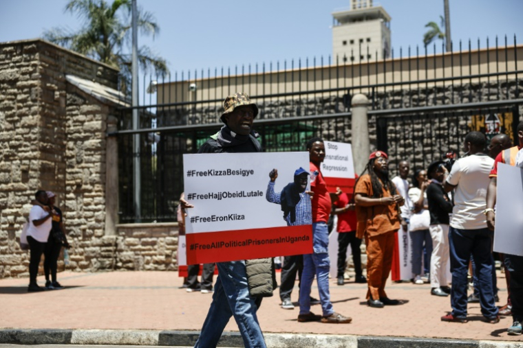 Des groupes de défense des droits humains manifestent pour la libération du leader de l'opposition ougandaise détenu Kizza Besigye, le 24 février 2025 à Nairobi ( AFP / SIMON MAINA )