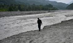 Un habitant au bord d'une rivière en crue à Devighat, dans le district de Nuwakot, le 7 septembre 2026 au Népal ( AFP / Pedro PARDO )